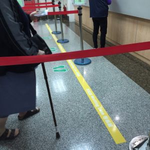 玖陽視覺 醫院領藥區等候線地貼 大圖輸出 貼圖施工 玖陽視覺 醫院領藥區等候線地貼 大圖輸出 貼圖施工