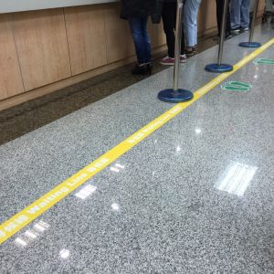 玖陽視覺 醫院領藥區等候線地貼 大圖輸出 貼圖施工 玖陽視覺 醫院領藥區等候線地貼 大圖輸出 貼圖施工